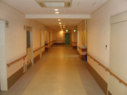 施設内広い廊下の画像